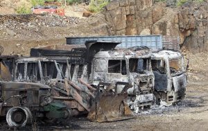 Κατεστραμμένα οχήματα εμπρηστικής επίθεσης στις Σκουριές